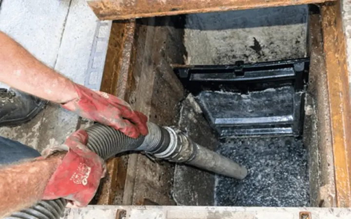 Limpeza de caixa de gordura com equipamento profissional