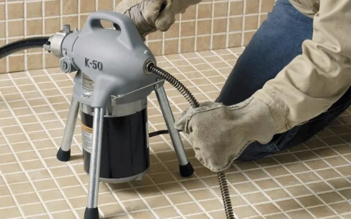 Equipamento para desentupimento de tubulações de banheiro