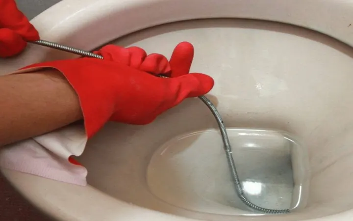 Desobstrução de vaso sanitário com equipamento manual